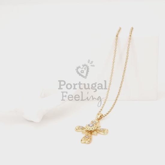 Colar Cruz Pequena com Caramujo, Inspirado na Filigrana Portuguesa, Aço Inoxidável Dourado - Vídeo