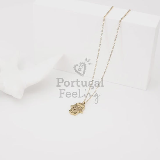 Colar com Mão de Fátima Pequena, Inspirado na Filigrana Portuguesa, Aço Inoxidável Dourado - Vídeo