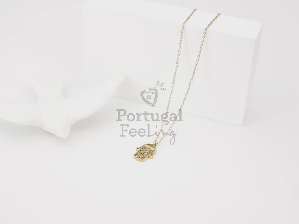 Colar com Mão de Fátima Pequena, Inspirado na Filigrana Portuguesa, Aço Inoxidável Dourado - Vídeo