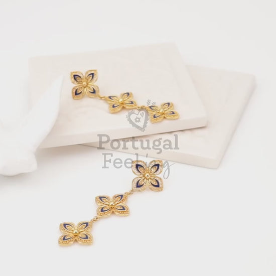 Brincos Compridos Flores Triplas com Pormenores Azuis, Inspirados na Filigrana Portuguesa, Aço Inoxidável Dourado - Vídeo