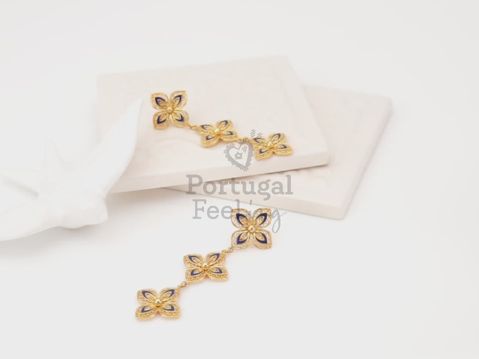 Brincos Compridos Flores Triplas com Pormenores Azuis, Inspirados na Filigrana Portuguesa, Aço Inoxidável Dourado - Vídeo