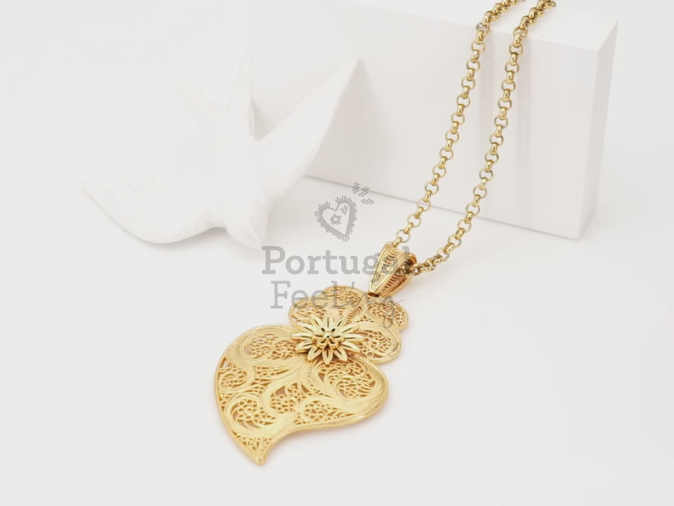 Colar Coração de Viana Tradicional Grande, Inspirado na Filigrana Portuguesa, Aço Inoxidável Dourado - Vídeo