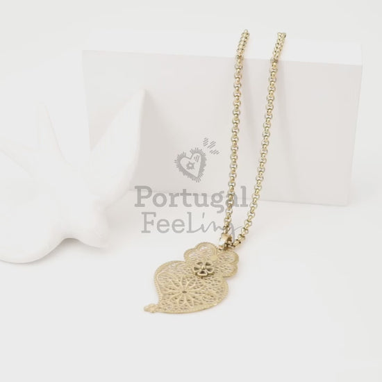 Colar Coração de Viana Estilizado Médio, Inspirado na Filigrana Portuguesa, Aço Inoxidável Dourado - Vídeo