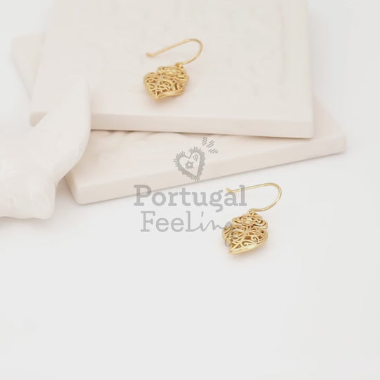 Brincos Tradicionais Coração de Viana Pequenos, Inspirados na Filigrana Portuguesa, Aço Inoxidável Dourado - Vídeo