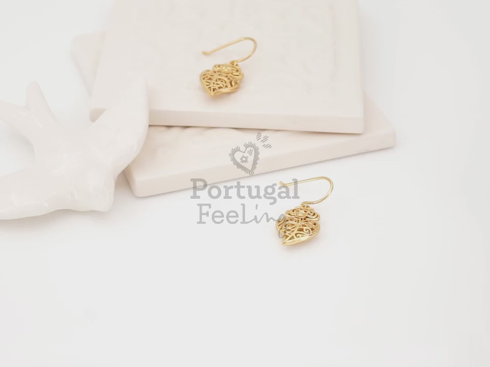 Brincos Tradicionais Coração de Viana Pequenos, Inspirados na Filigrana Portuguesa, Aço Inoxidável Dourado - Vídeo