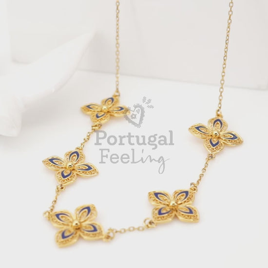 Colar Cinco Flores com Pormenores Azuis, Inspirado na Filigrana Portuguesa, Aço Inoxidável Dourado - Vídeo