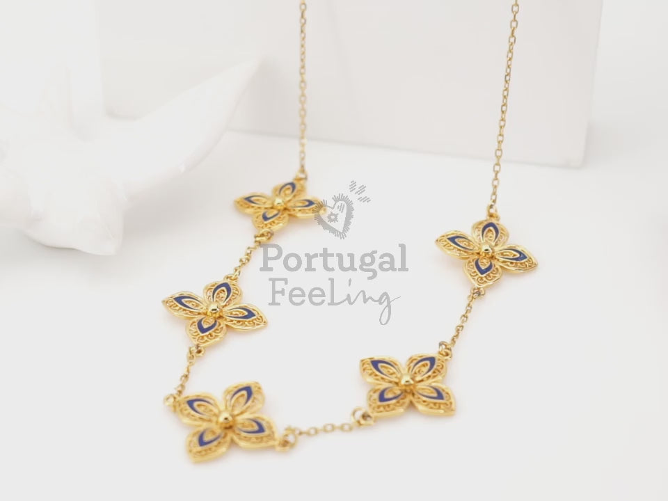 Colar Cinco Flores com Pormenores Azuis, Inspirado na Filigrana Portuguesa, Aço Inoxidável Dourado - Vídeo