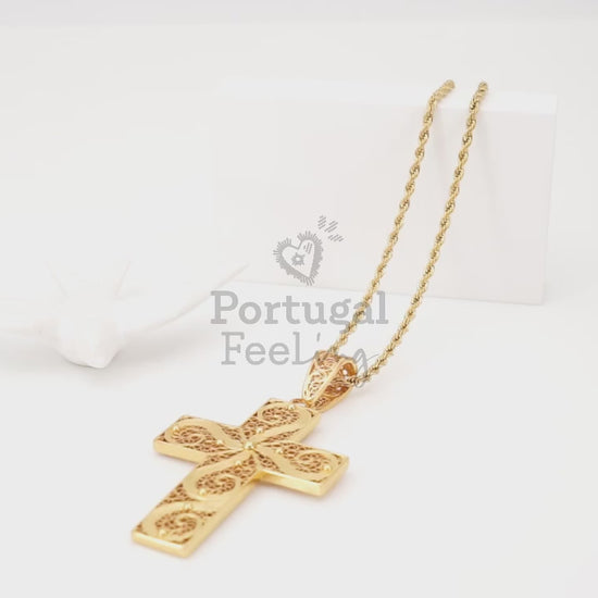 Colar Cruz Imponente, Inspirado na Filigrana Portuguesa, Aço Inoxidável Dourado - Vídeo