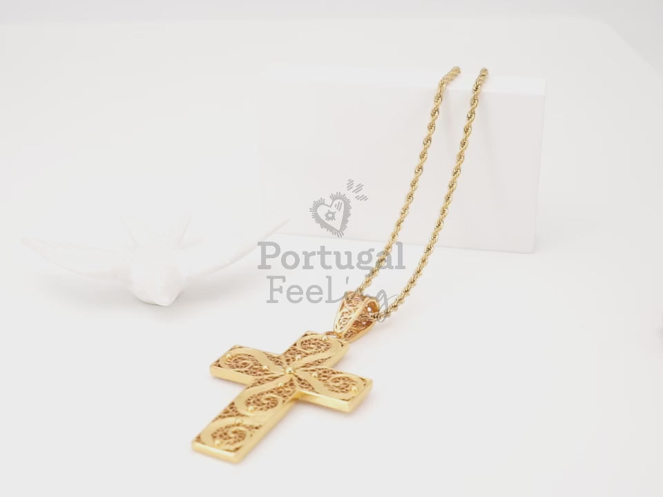 Colar Cruz Imponente, Inspirado na Filigrana Portuguesa, Aço Inoxidável Dourado - Vídeo