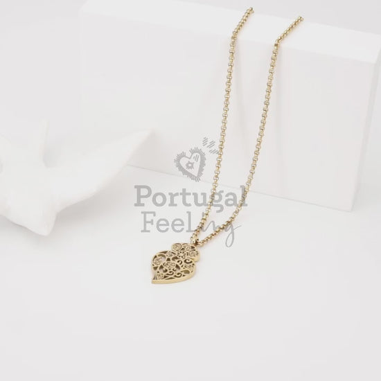 Colar com Coração de Viana Estilizado Pequeno, Inspirado na Filigrana Portuguesa, Aço Inoxidável Dourado - Vídeo