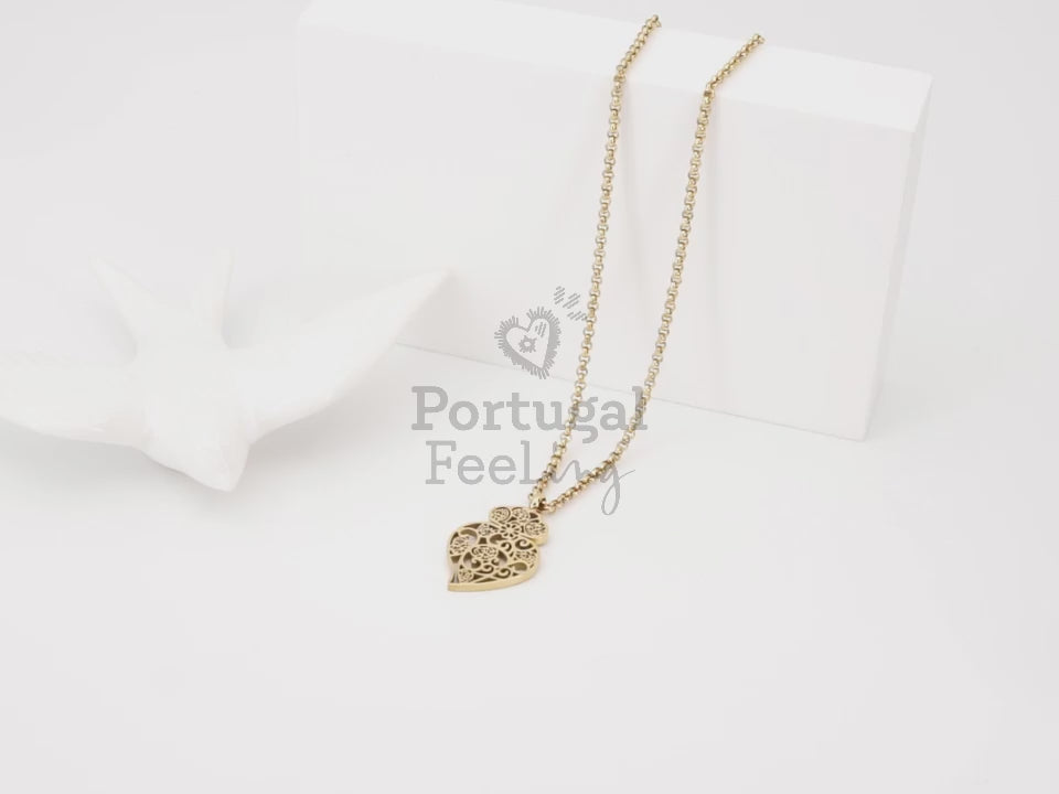 Colar com Coração de Viana Estilizado Pequeno, Inspirado na Filigrana Portuguesa, Aço Inoxidável Dourado - Vídeo