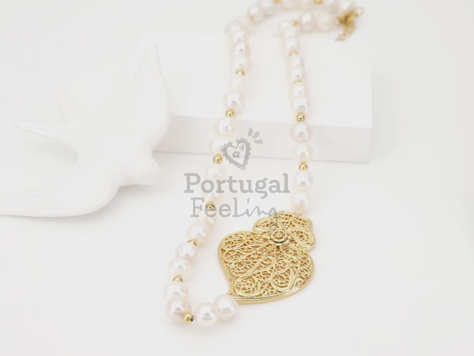 Colar Coração de Viana Tradicional Grande e Pérolas, Inspirado na Filigrana Portuguesa, Aço Inoxidável Dourado - Vídeo