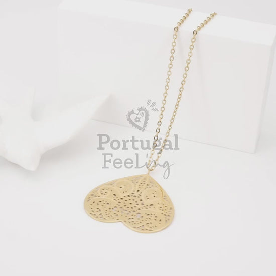 Colar com Coração de Viana Invertido, Inspirado na Filigrana Portuguesa, Aço Inoxidável Dourado - Vídeo