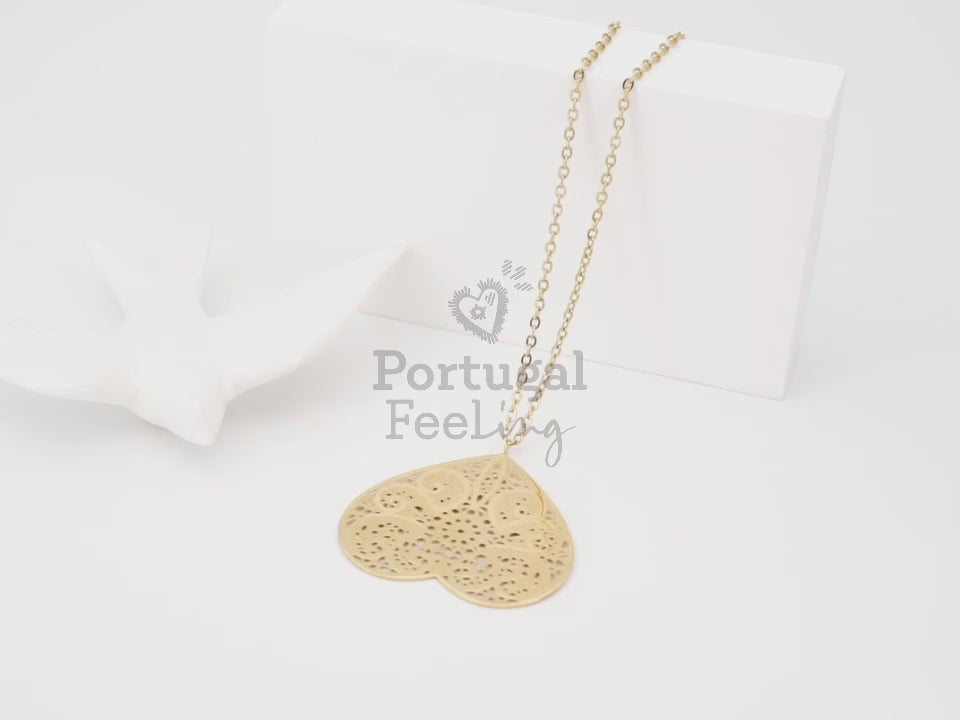 Colar com Coração de Viana Invertido, Inspirado na Filigrana Portuguesa, Aço Inoxidável Dourado - Vídeo