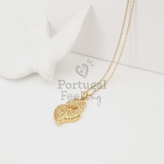 Colar com Coração de Viana Tradicional Pequeno, Inspirado na Filigrana Portuguesa, Aço Inoxidável Dourado - Vídeo
