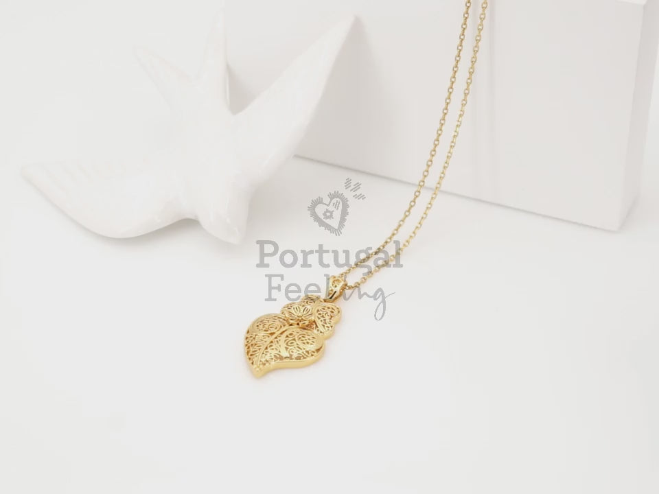 Colar com Coração de Viana Tradicional Pequeno, Inspirado na Filigrana Portuguesa, Aço Inoxidável Dourado - Vídeo